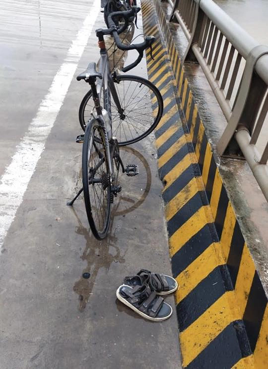 Nam sinh lớp 9 ở Quảng Nam mất tích, dép và xe đạp bỏ trên cầu-1