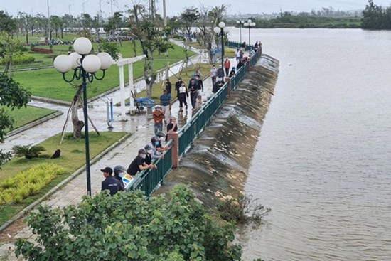 Nam sinh lớp 9 ở Quảng Nam mất tích, dép và xe đạp bỏ trên cầu