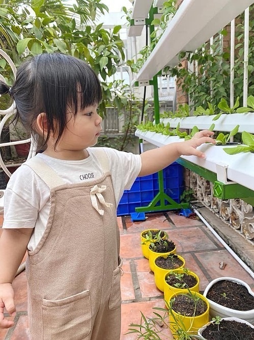 Con gái nuôi 4 tuổi của HH Đỗ Mỹ Linh: Là thiên kim tiểu thư, được mẹ dạy quét nhà, nhặt rau từ nhỏ-3