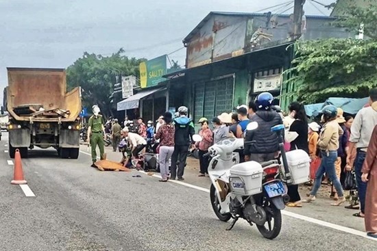 Ngồi xe máy do chồng đèo, người phụ nữ tử vong thương tâm sau va chạm với ô tô tải