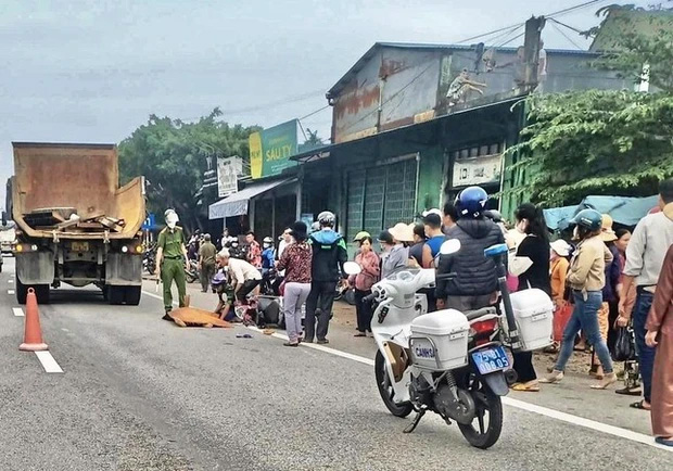 Ngồi xe máy do chồng đèo, người phụ nữ tử vong thương tâm sau va chạm với ô tô tải-1