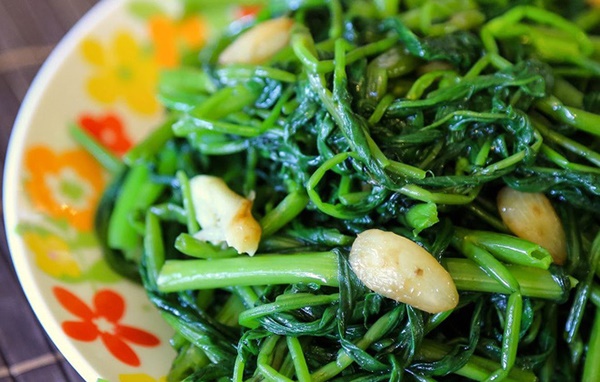 Xào rau cứ tiện tay đổ ngay vào chảo: Đầu bếp lắc đầu, bảo sao rau chín không đều, mất sạch dinh dưỡng-1