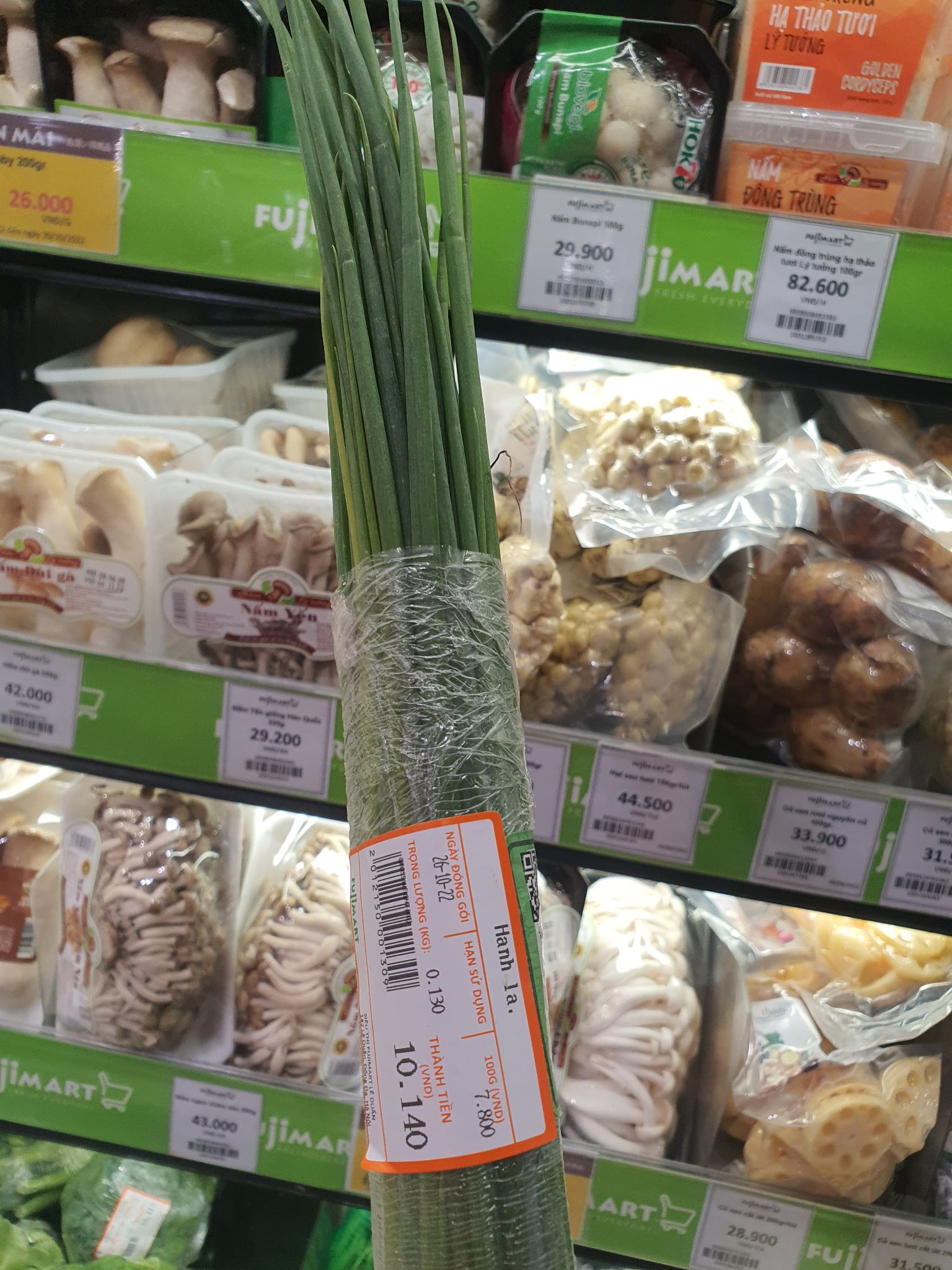 Hành lá tăng giá chóng mặt, có 2.000 đồng không mua nổi cọng hành-2