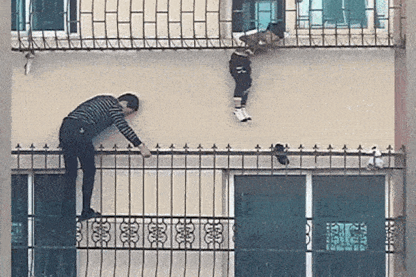 Khoảnh khắc em bé 2 tuổi rơi từ tầng 2 được nhiều người cứu sống-1