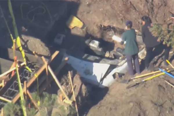 Phát hiện chiếc Mercedes-Benz bị chôn trong vườn ngôi nhà 15 triệu USD-1