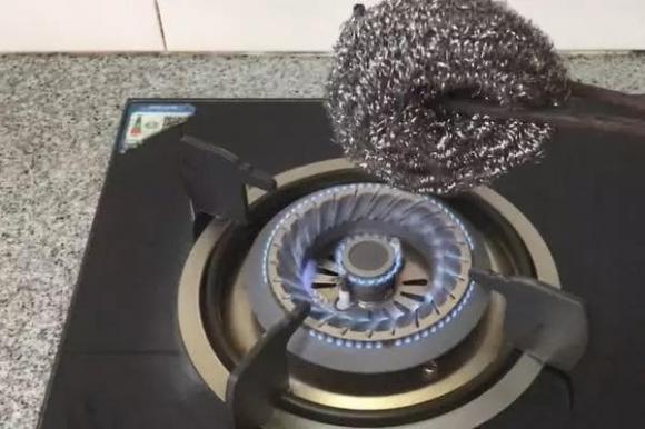 Miếng cọ thép nướng trên lửa, rất nhiều người không biết công dụng của nó là gì, khi biết rồi chỉ muốn thực hành ngay-2