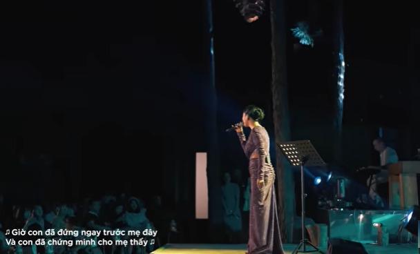 Văn Mai Hương bị váy phản chủ khiến vòng 2 như mang bầu-3