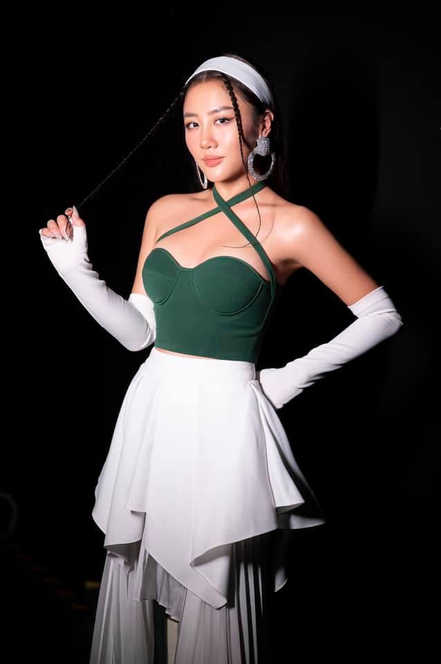 Văn Mai Hương bị váy phản chủ khiến vòng 2 như mang bầu-6