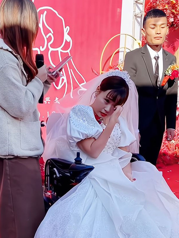 Đón con dâu bị liệt, mẹ chồng làm điều ai cũng xúc động-1