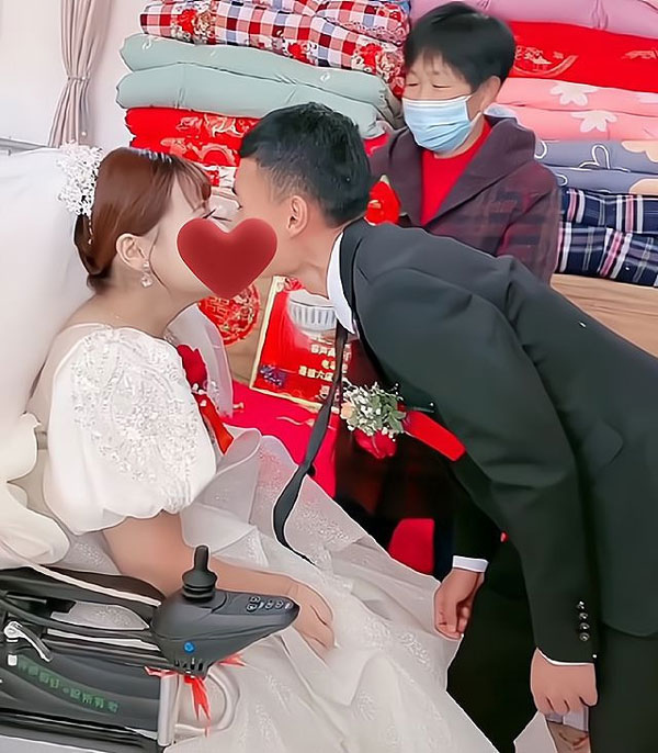 Đón con dâu bị liệt, mẹ chồng làm điều ai cũng xúc động-2