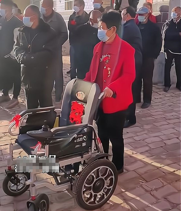 Đón con dâu bị liệt, mẹ chồng làm điều ai cũng xúc động-3