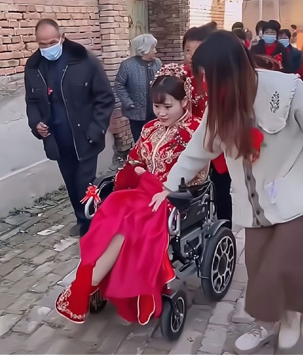 Đón con dâu bị liệt, mẹ chồng làm điều ai cũng xúc động-4