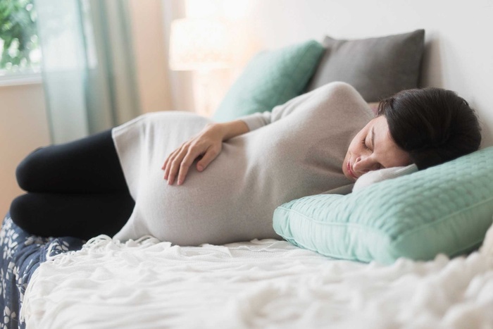 Nghiên cứu chứng minh: Mẹ bầu ngủ sớm hơn 1 tiếng so với bình thường, giảm nguy cơ mắc trầm cảm sau sinh-1