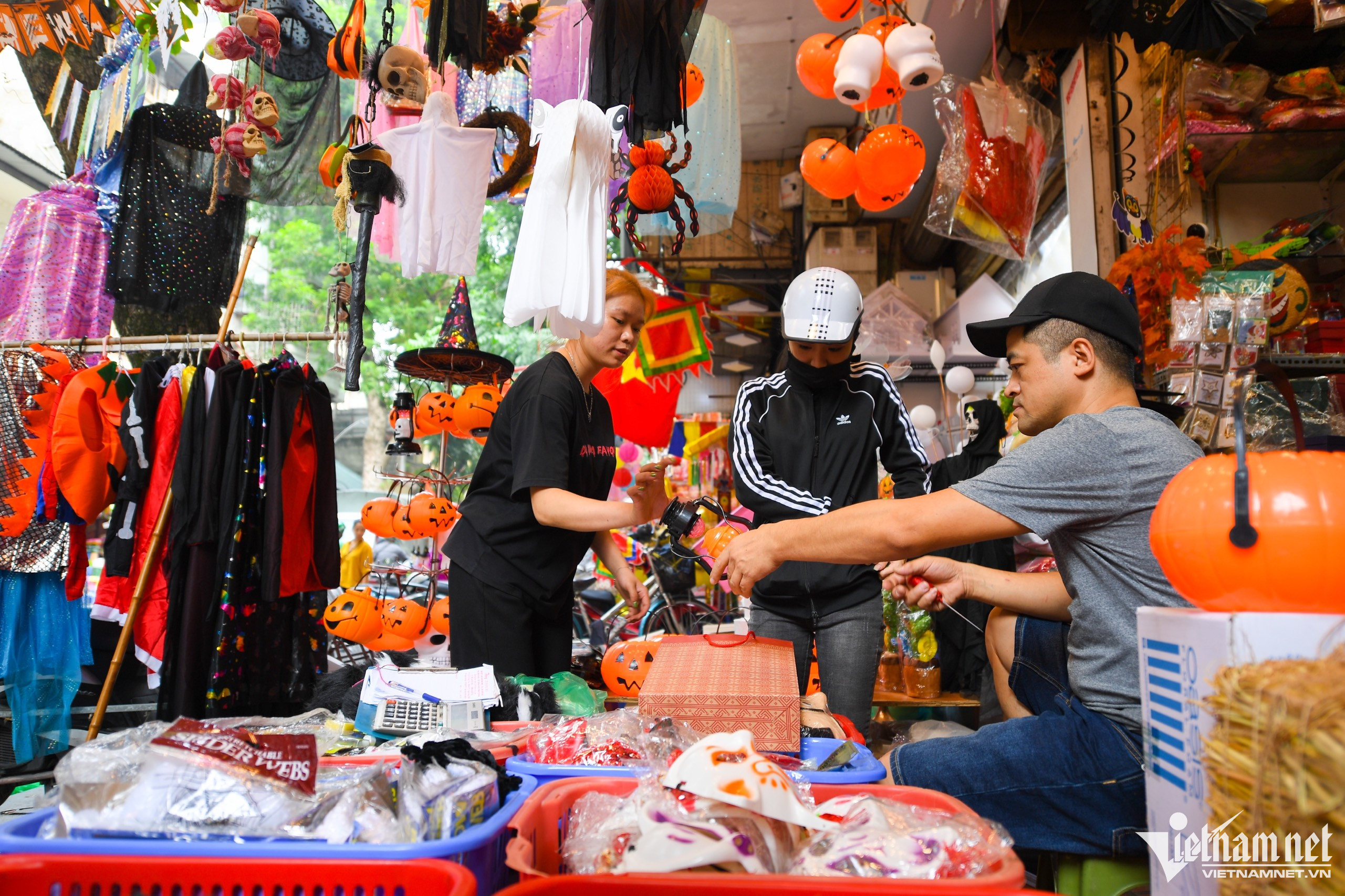 Đồ hóa trang ghê rợn treo khắp vỉa hè phố cổ Hà Nội trước Halloween-11