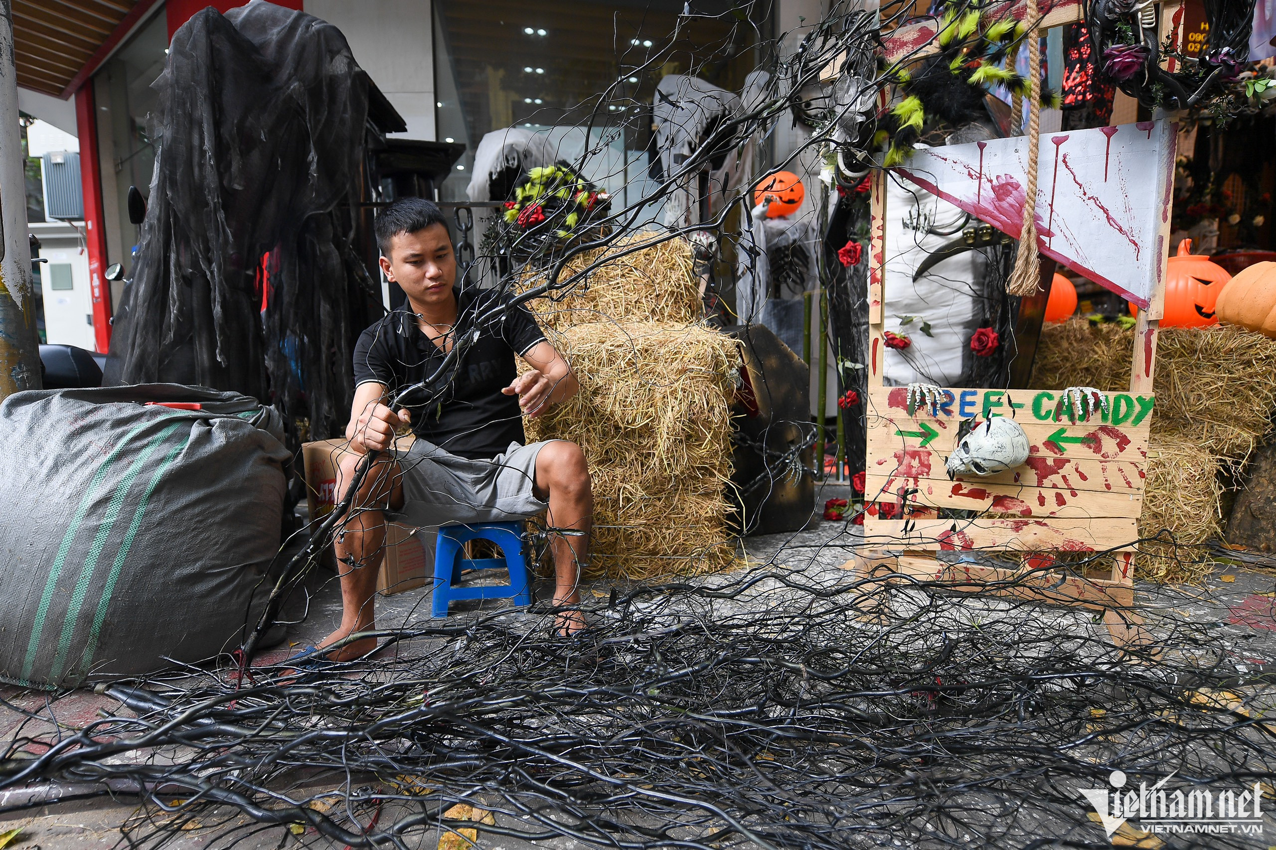Đồ hóa trang ghê rợn treo khắp vỉa hè phố cổ Hà Nội trước Halloween-12