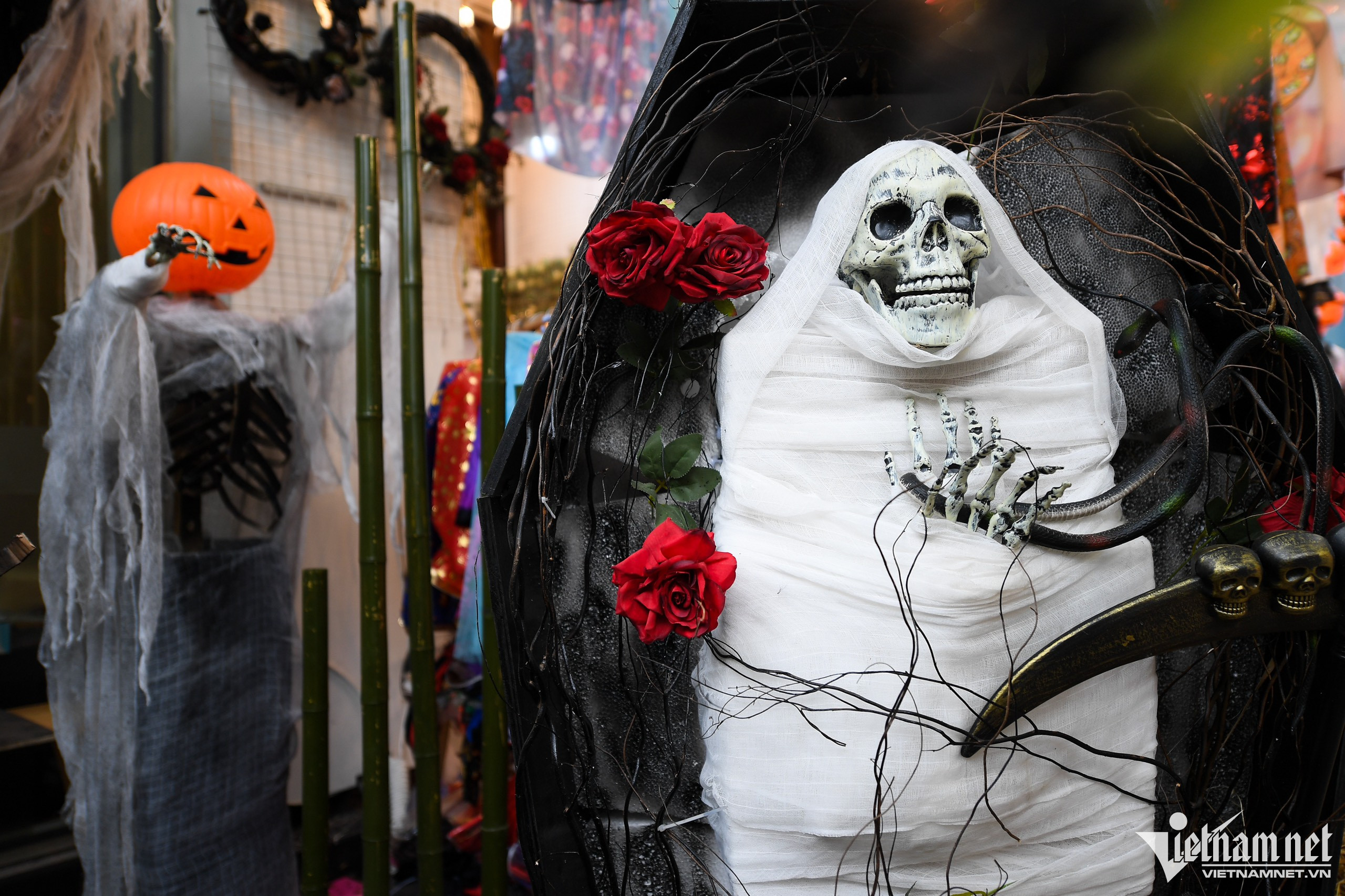 Đồ hóa trang ghê rợn treo khắp vỉa hè phố cổ Hà Nội trước Halloween-4