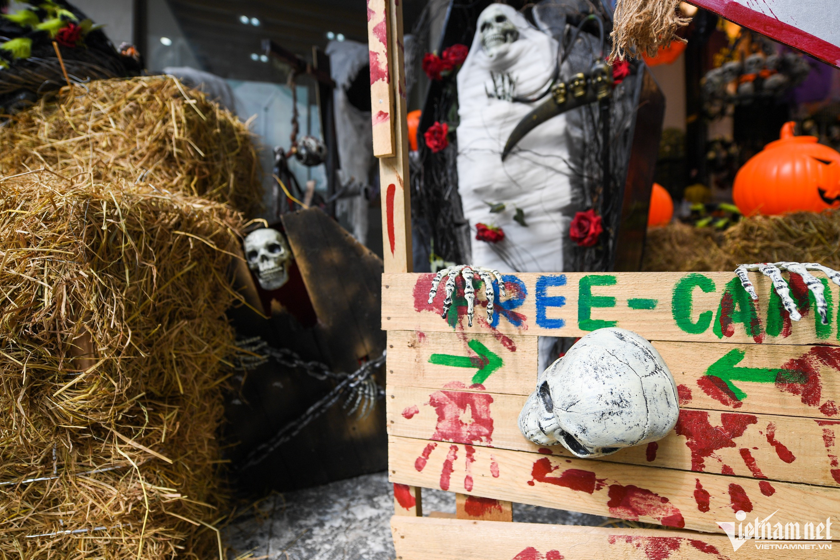 Đồ hóa trang ghê rợn treo khắp vỉa hè phố cổ Hà Nội trước Halloween-5