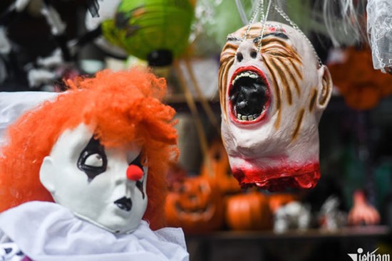 Đồ hóa trang ghê rợn treo khắp vỉa hè phố cổ Hà Nội trước Halloween