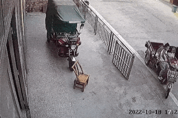 Mẹ xuống xe quên rút chìa khóa, bé trai vặn ga đâm thẳng vào nhà