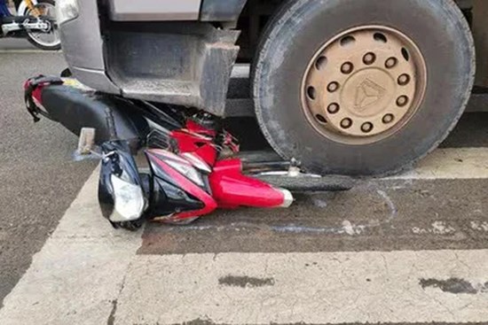 Chở cháu đi học, 2 ông cháu tử vong dưới bánh xe đầu kéo