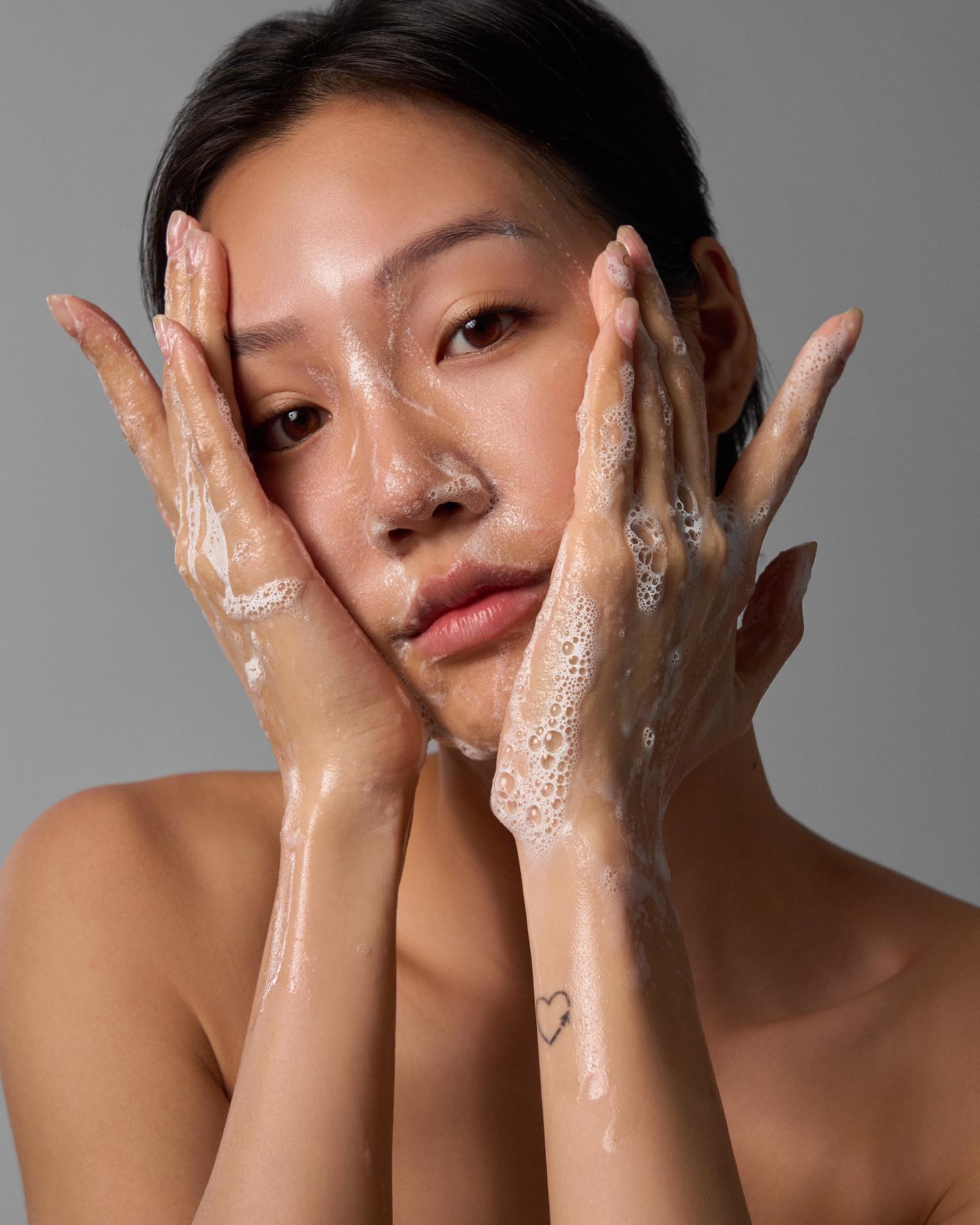 Muốn da trắng mịn, chị em hãy thêm thứ này vào nước khi rửa mặt-1