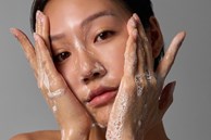 Muốn da trắng mịn, chị em hãy thêm thứ này vào nước khi rửa mặt