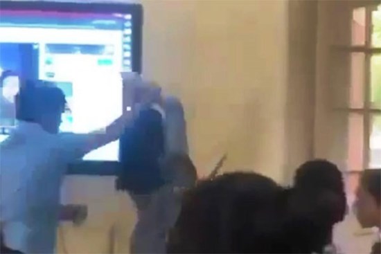 Nữ giáo viên bị đồng nghiệp khoá tay, đẩy ra khỏi phòng học