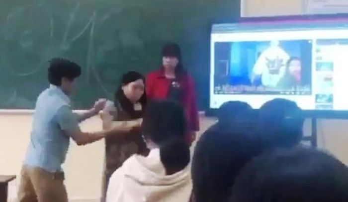 Nữ giáo viên bị đồng nghiệp khoá tay, đẩy ra khỏi phòng học-2