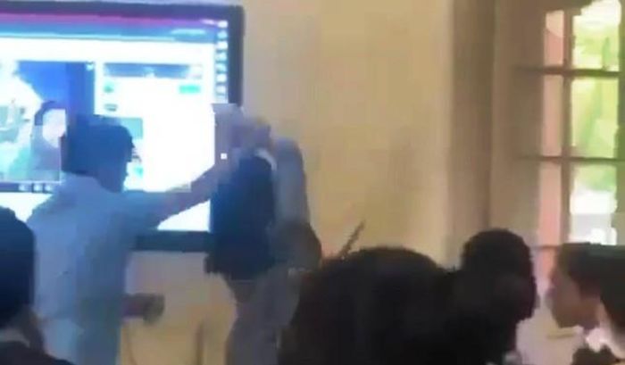 Nữ giáo viên bị đồng nghiệp khoá tay, đẩy ra khỏi phòng học-1