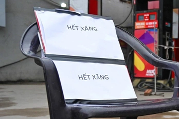 Cây xăng ở TP.HCM lại khan hàng trước giờ điều chỉnh giá-9