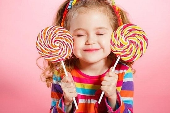 Phụ huynh chú ý: Cho con ăn nhiều kẹo cũng ảnh hưởng đến trí tuệ của bé
