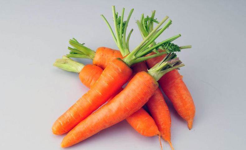 Dù vết dầu bếp dày đến đâu, chỉ cần một củ cà rốt là trôi sạch, cách làm lại đơn giản-1