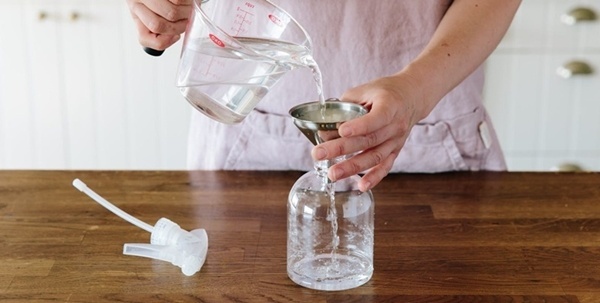 Dù vết dầu bếp dày đến đâu, chỉ cần một củ cà rốt là trôi sạch, cách làm lại đơn giản-5