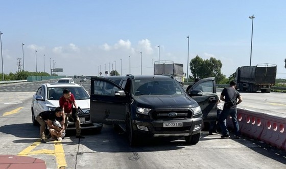 Cảnh sát nổ súng chặn bắt 4 người vận chuyển ma túy trên cao tốc-2