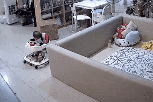 Clip: Phản xạ cực nhanh, người đàn ông thoát cú tông trực diện-1