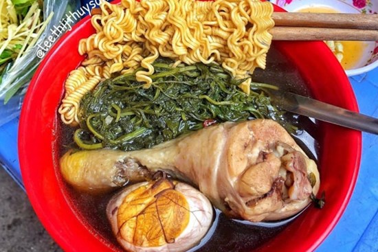 Trời se lạnh, thưởng thức tô mì gà tần thơm nức mũi là ấm ngay, khỏi sợ cô đơn