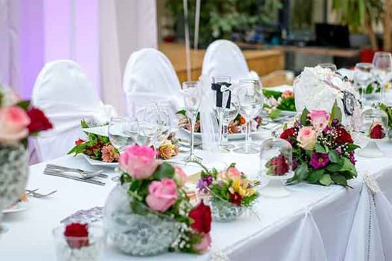 Mừng cưới bạn thân bằng nhẫn vàng, đến cưới mình bạn gửi đúng một tin nhắn