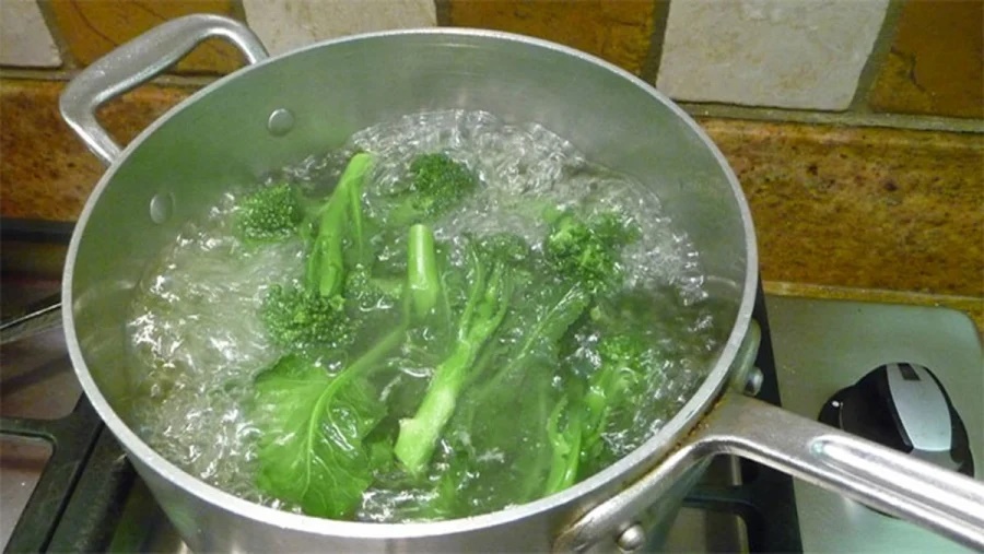 Luộc rau đừng chỉ cho mỗi muối, thêm thứ này vào rau luộc ngon giòn, xanh tươi-1