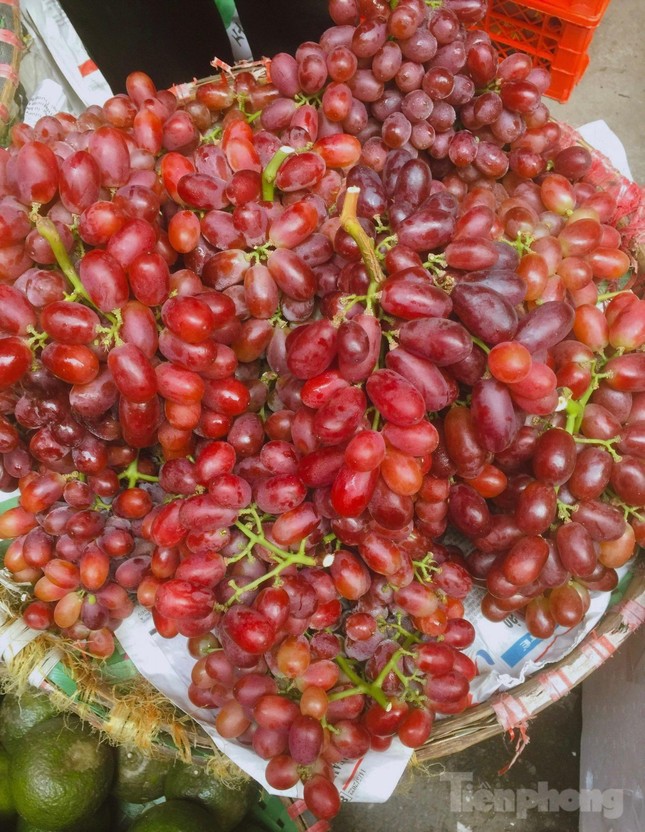 Nho sữa Trung Quốc giá siêu rẻ tràn ngập các chợ-1