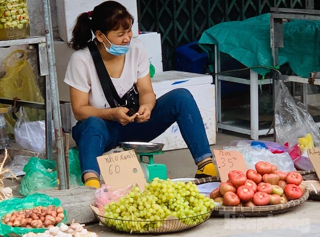 Nho sữa Trung Quốc giá siêu rẻ tràn ngập các chợ-2