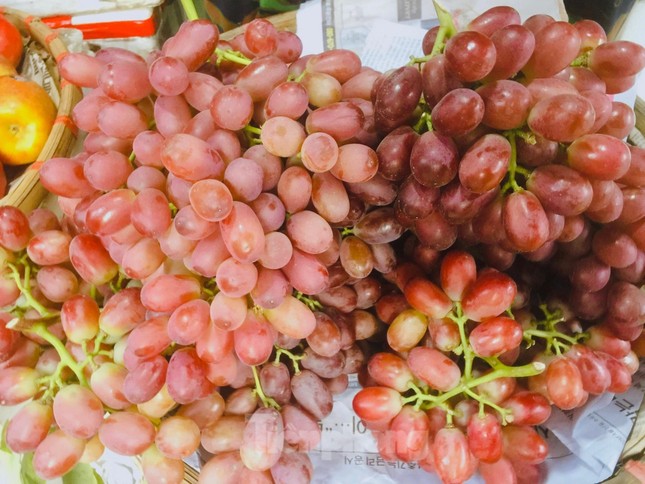 Nho sữa Trung Quốc giá siêu rẻ tràn ngập các chợ-3