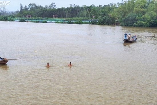Tìm thấy thi thể nam sinh lớp 9 nhảy cầu tự tử ở Quảng Nam