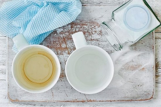 Cốc sứ, thủy tinh bị bám cặn ố vàng: Rửa bằng nước rửa bát chưa đủ, thêm thứ này là sạch bong