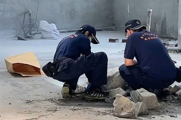 Kinh hoàng phát hiện thi thể người giấu bên trong chiếc thùng đổ kín bê tông-1