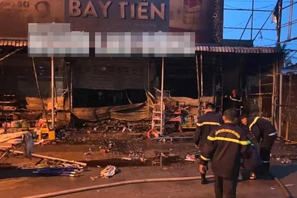 Cháy cửa hàng điện thoại ở TP.HCM, nhiều người tháo chạy-3
