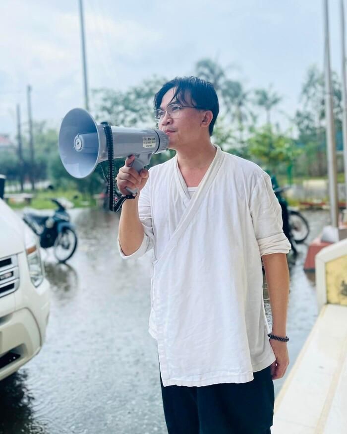 Rộ hình ảnh MC Đại Nghĩa xuống tóc xuất gia-4