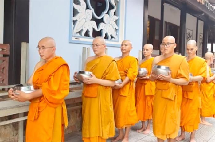 Rộ hình ảnh MC Đại Nghĩa xuống tóc xuất gia-2