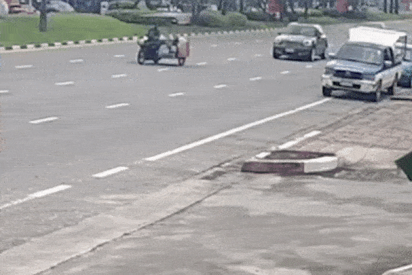 Khoảnh khắc pin điện thoại bất ngờ phát nổ như bom-1