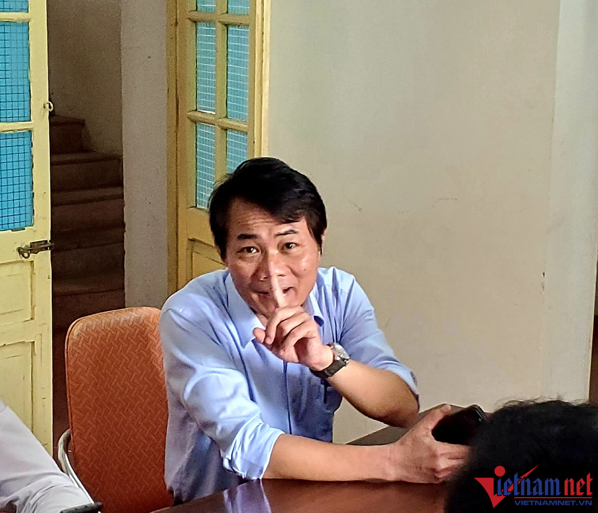 Hiệu trưởng trường có nữ giáo viên bị cưỡng chế khỏi lớp: Sự việc làm hoen ố giáo dục-2