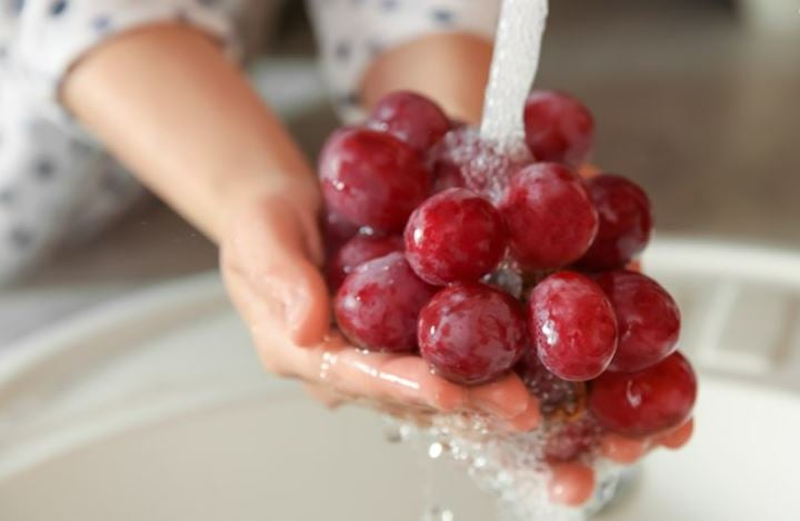 Rửa nho đừng chỉ dùng nước lã: Thêm thứ này mới hết bụi bẩn, côn trùng, yên tâm ăn cả vỏ-1